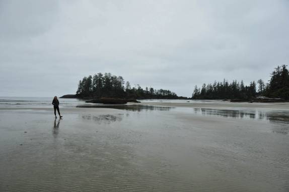 Caminhando na Long Beach, praia na região de Tofino, na costa oeste de Vancouver Island, litoral da British Columbia, oeste do Canadá